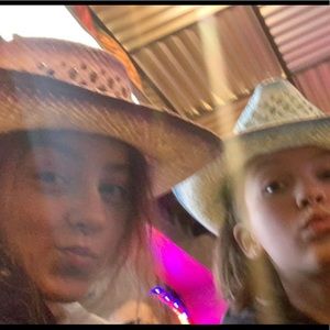 Meet your Posher, Meya